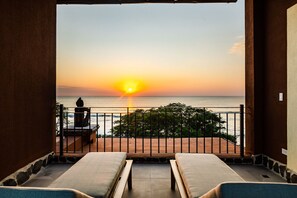 Terrace/patio - Newly Renovated, Beachfront, 3 bed Condo on Exclusive Langosta Beach! (Tamarindo, Guanacaste Province)