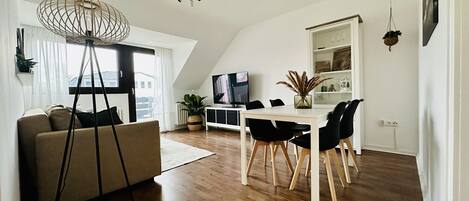 Smart TV, libros, biblioteca musical y estéreo