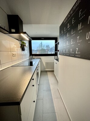 Fridge, microwave, oven, stovetop - FeWo Ruhrnatur "Modern meets cozy" (Mülheim an der Ruhr)