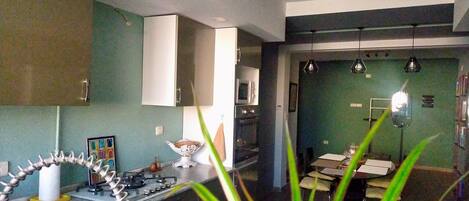 ثلاجة، ميكروويف، فرن، موقد طهي مسطح