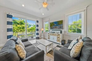 Smart TV, DVD player, books - Relax by the heated pool, beach gear, walk to beach! (Holmes Beach)