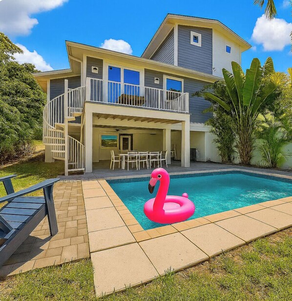 A heated pool - Relax by the heated pool, beach gear, walk to beach! (Holmes Beach)