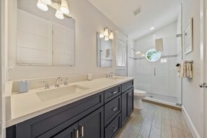 Douche, séchoir à cheveux, serviettes fournies