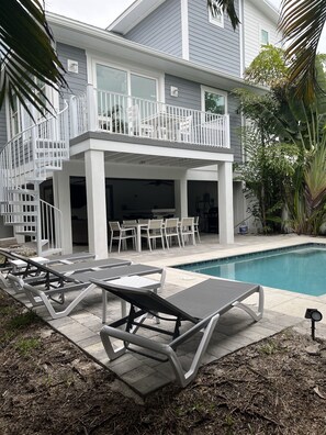 A heated pool - Relax by the heated pool, beach gear, walk to beach! (Holmes Beach)