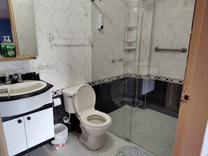 Kamar Double atau Twin Tradisional | Kamar mandi | Shower dan handuk