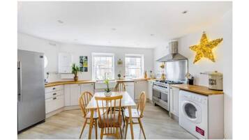 Mikrowelle, Ofen, Geschirrspüler, Wasserkocher mit Kaffee-/Teezubehör