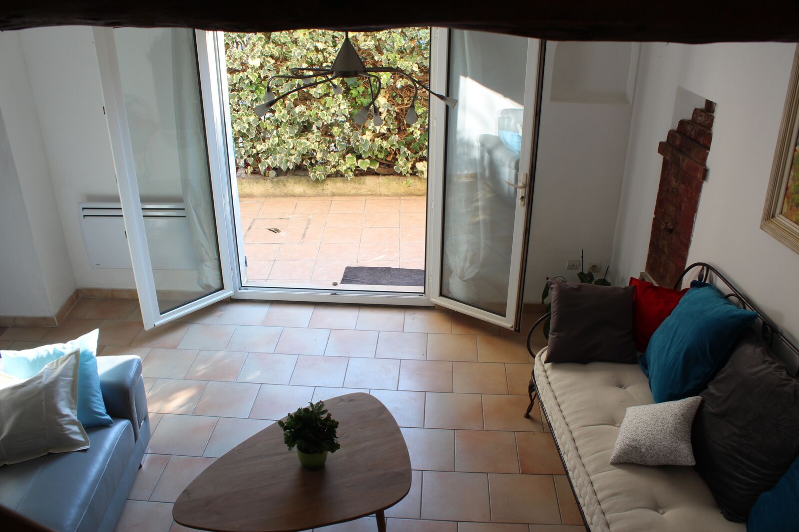 TV connectée, cheminée, lecteur de DVD, table de tennis de table
