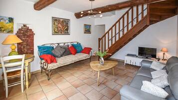 Smart-TV, Kamin, DVD-Player, Tischtennisplatte