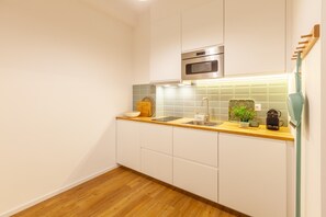 Fridge, microwave, oven, coffee/tea maker