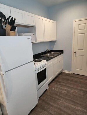 ثلاجة، ميكروويف، فرن، موقد طهي مسطح