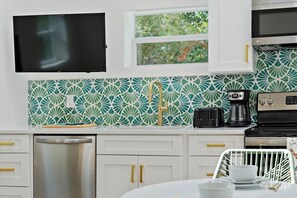 Private kitchen - Welcome to the Jungle! Cottage 2 miles to Beach (St. Petersburg)