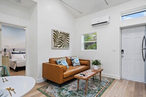 Living area - Welcome to the Jungle! Cottage 2 miles to Beach (St. Petersburg)