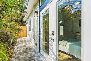 Terrace/patio - Welcome to the Jungle! Cottage 2 miles to Beach (St. Petersburg)