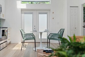 Dining - Welcome to the Jungle! Cottage 2 miles to Beach (St. Petersburg)