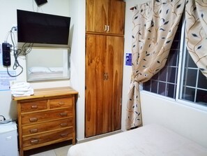 Deluxe Quadruple Room | Hypo-allergenic bedding, individually decorated, individually furnished - Hostal Victoria Volcán Chiriquí S. A. (Nueva California)