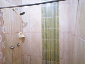 Basic Single Room | Bathroom | Shower, rainfall showerhead, towels - Hostal Victoria Volcán Chiriquí S. A. (Nueva California)