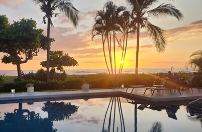 Beachfront,  breathtaking ocean views 2beds/2baths condo with  ocean-front  pool