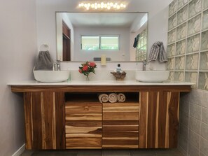 Douche, séchoir à cheveux, bidet, serviettes fournies