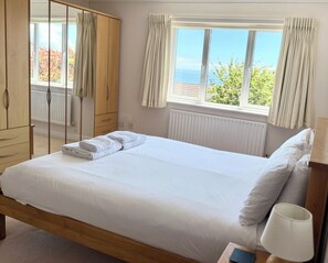 3 slaapkamers, een strijkplank/strijkijzer, gratis wifi, beddengoed