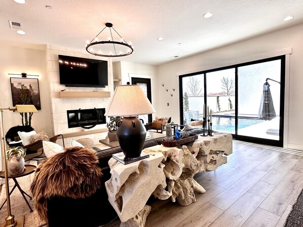 Téléviseur connecté, foyer, jeux vidéo, chaîne audio