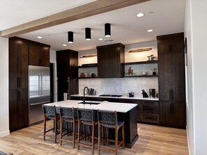 Réfrigérateur, four à micro-ondes, un four, surface de cuisson