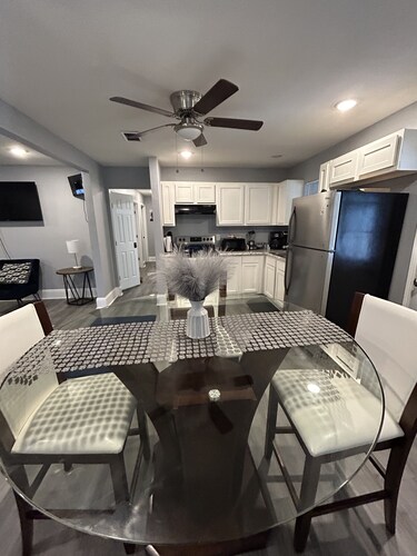 Cozy Home, fully fenced  with huge back yard