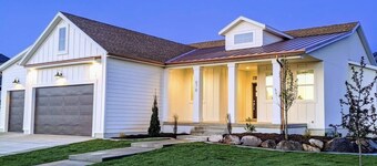 Modern Mapleton Get-a-way