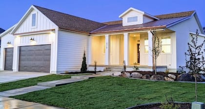 Modern Mapleton Get-a-way