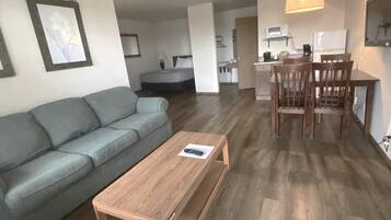 Junior Suite | Desk, laptop workspace, iron/ironing board, free WiFi