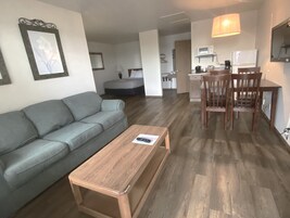 Escritorio y espacio para trabajar con laptop 