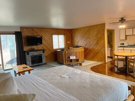 Premier Studio Suite, 1 King Bed, Hot Tub | Desk, laptop workspace, iron/ironing board, free WiFi