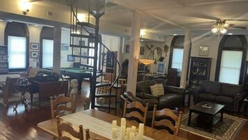 Family House | In-room dining