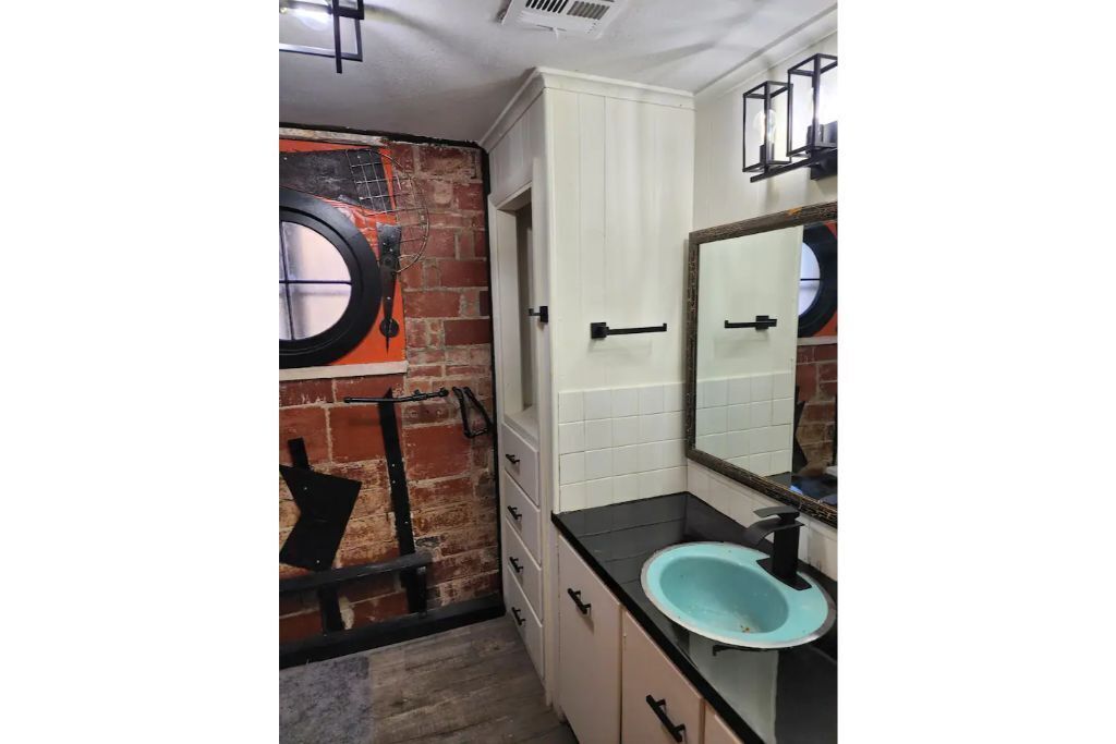 Glass Loft - Spacious 2 bedroom downtown loft