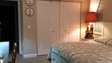 1 habitación, escritorio, tabla de planchar con plancha y wifi