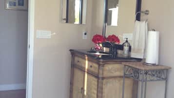 Regadera, secadora de cabello, toallas, jabón