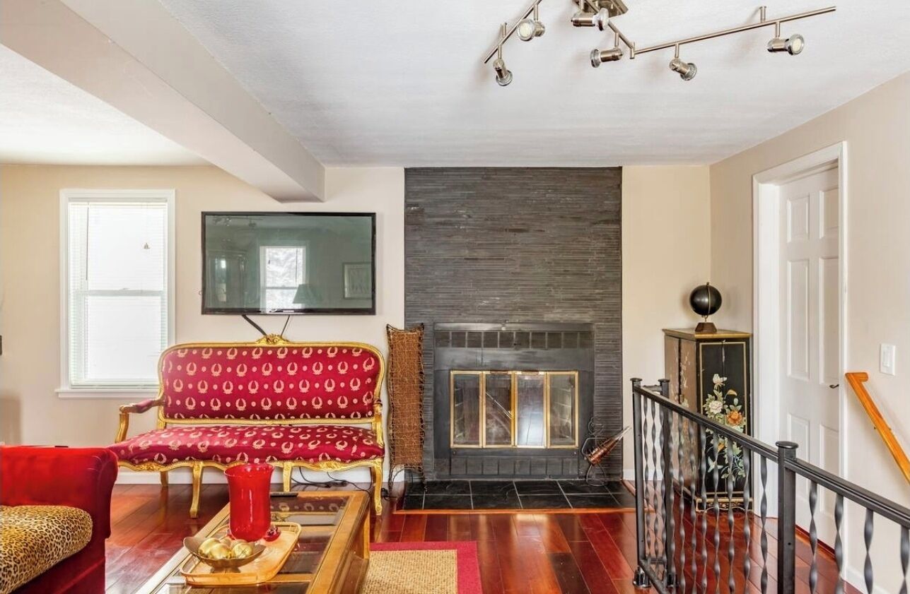 Smart-TV, peis og bøker