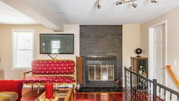 Smart-TV, peis og bøker