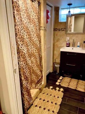 Toallas, jabón, shampoo, papel higiénico