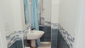 تجهيزات دش، مستلزمات مجانية للعناية الشخصية، مجففات شعر، مناشف