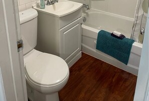 Haartrockner, Handtücher, Seife, Toilettenpapier