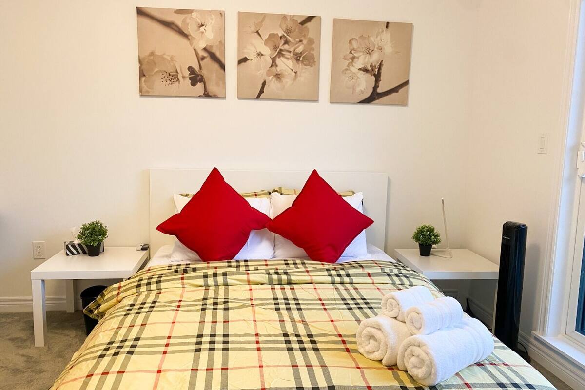 Deluxe Room | Iron/ironing board, free WiFi, bed sheets