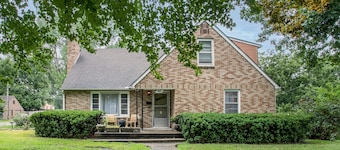 Huge 1960s Style Family and Pet Friendly Home