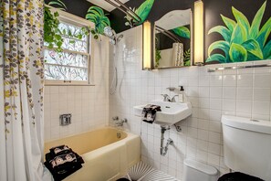 Handtücher, Shampoo, Toilettenpapier