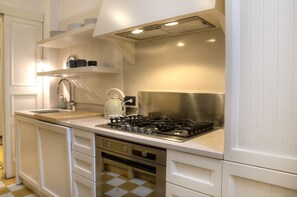 Réfrigérateur, micro-ondes, plaque de cuisson, lave-vaisselle