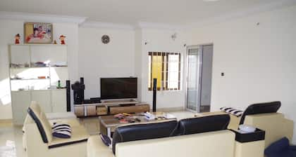 Le Samourai - Entire Modern House in Zanguera near UCAO, Lome with Free WiFi