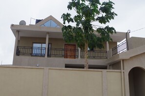 Exterior detail - Le Samourai - Entire Modern House in Zanguera near UCAO, Lome with Free WiFi (Lome)