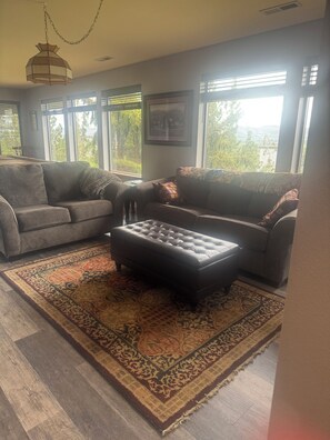 Smart TV, fireplace - Amazing view! 2 Bedrooms, pool table, BBQ, patio! (Yakima)