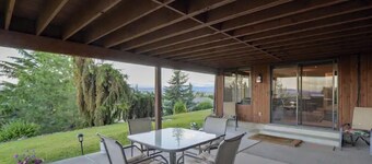 Amazing view! 2 Bedrooms, pool table, BBQ, patio!