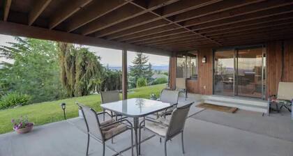 Amazing view! 2 Bedrooms, pool table, BBQ, patio!