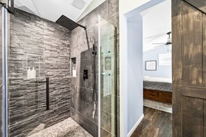Jetted bath, hair dryer, towels, soap - Modern Lakefront house, steps away from water's edge and Island Lake fishing    (Duluth)